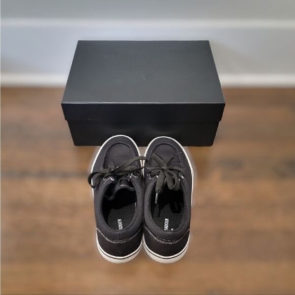 New STEVE Madden Black Size 6 converse style - Picture 2 of 7